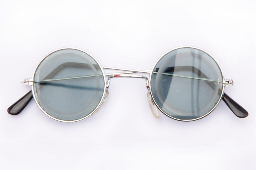 Circular tinted glasses with lenticular lenses