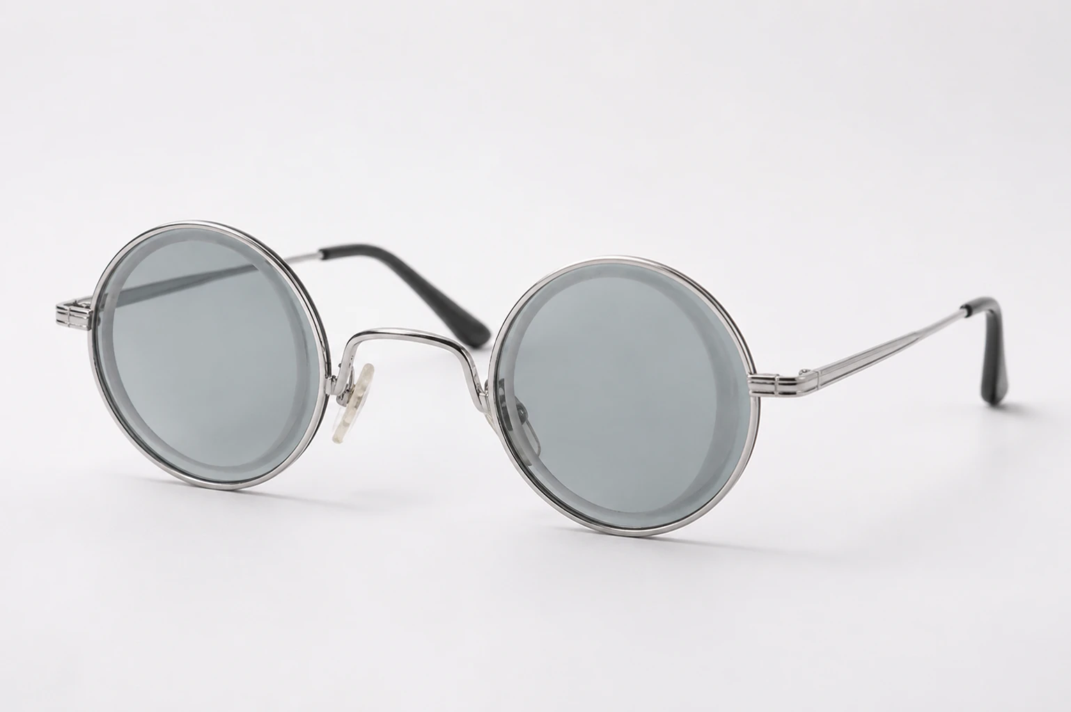 Circular tinted glasses with lenticular lenses